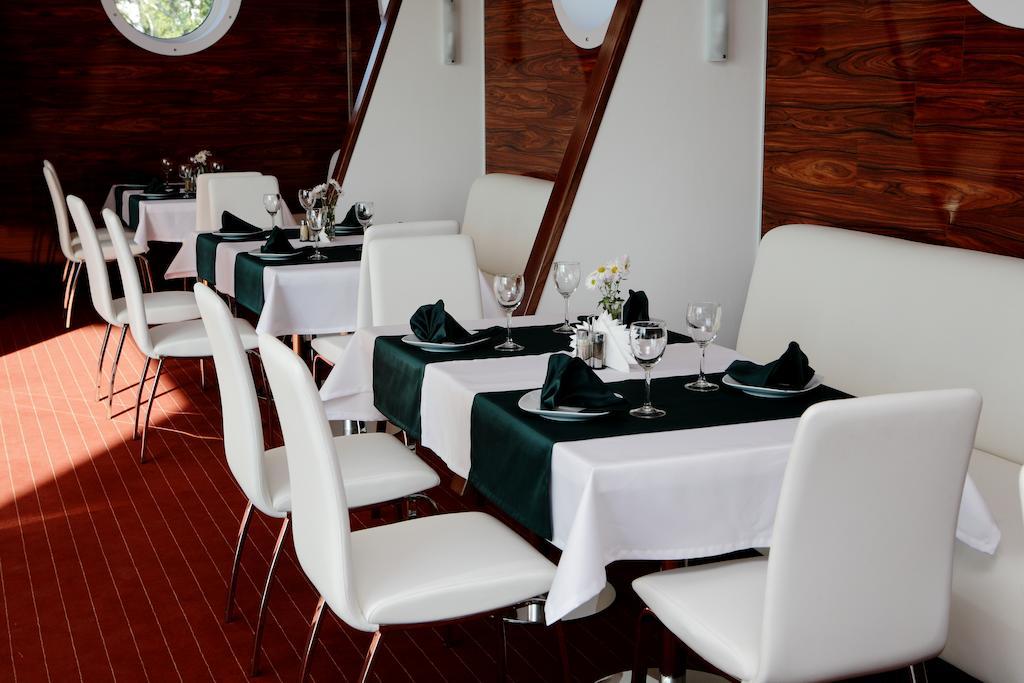 Porto Riva Hotel Zaporizhia ภายนอก รูปภาพ