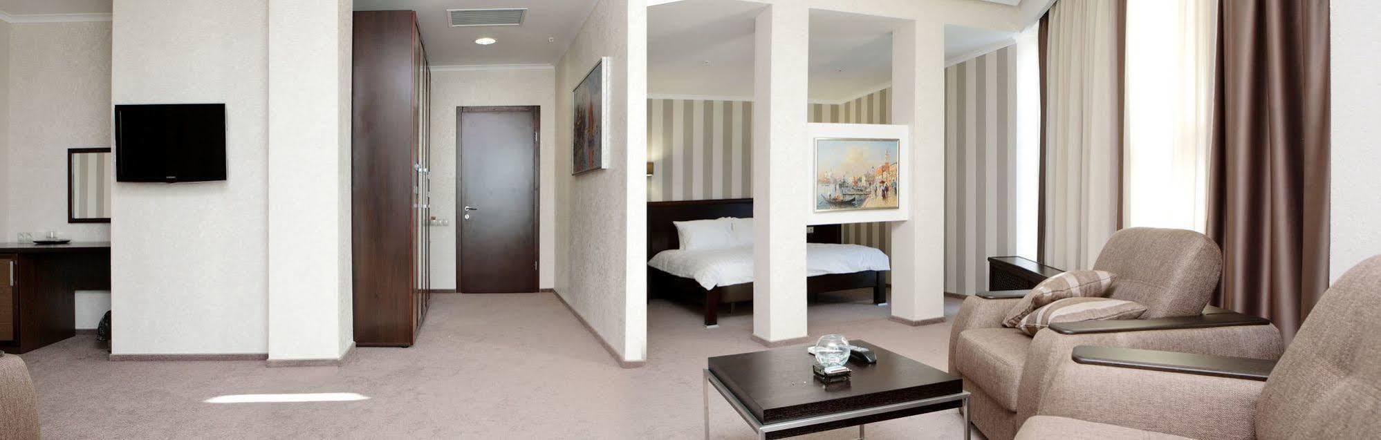 Porto Riva Hotel Zaporizhia ภายนอก รูปภาพ